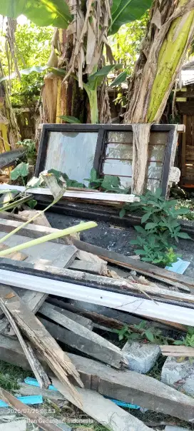 Jendela bekas bongkaran