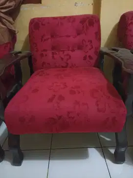 Kursi ruang tamu