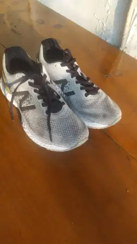 Dijual sepatu olahraga New balance.