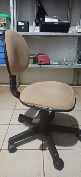 Bangku kursi kantor naik turun ada roda