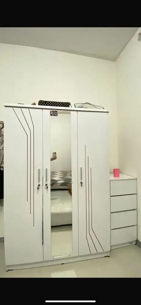 Lemari baju/pakaian