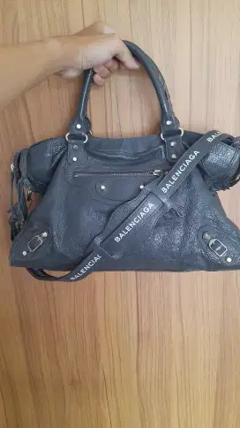Tas wanita Balenciaga Regular Classic City In black