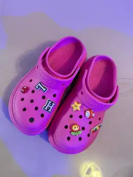 Sendal crocs pink
