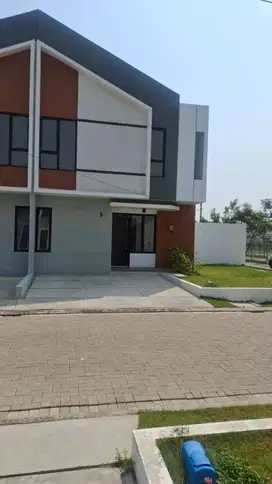 Rumah 2 Lantai dengan Taman Siap Huni