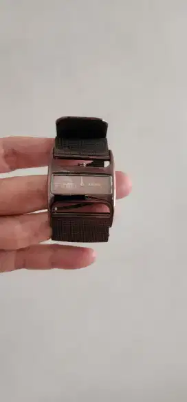 Jam tangan wanita merek DKNY