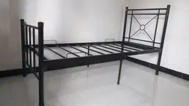 Tempat tidur besi single 90x200