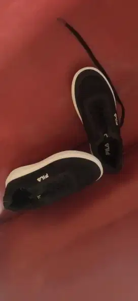 Sepatu seken fila untuk cewe no 38