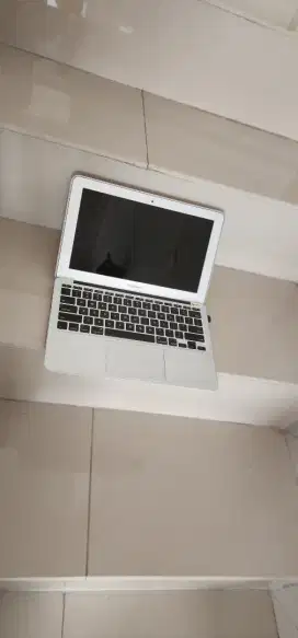 MacBookAir warna silver ditambah casing warna putih