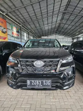 Fortuner GR 2.7 Bensin 2022 Matic Hitam