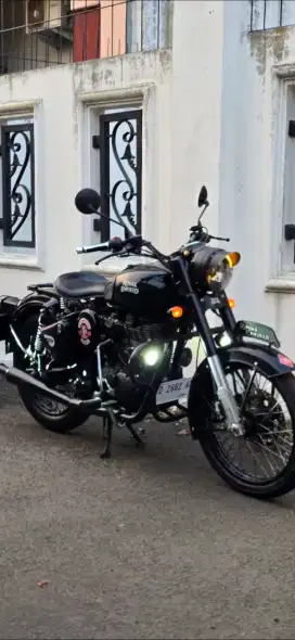 Royal Enfield Classic 500 Stealth Black