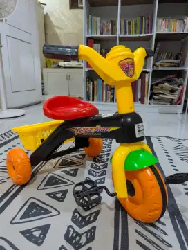 Sepeda roda tiga anak dengan musik