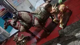 Pajangan patung kuda dan naga