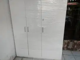 Lemari 3 pintu cocok buat keluarga