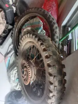 Jual velg trail dpan blkg dan ban lokasi central Cilebut No3