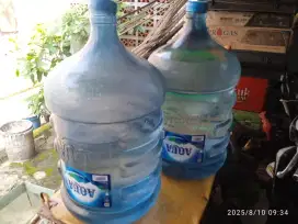 Galon air AQUA isi ulang