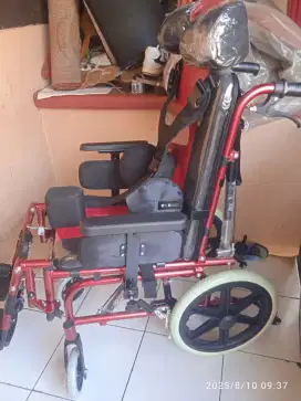 Kursi roda celebral palsy