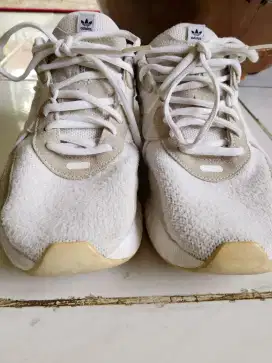 Sepatu Adidas kembang putih