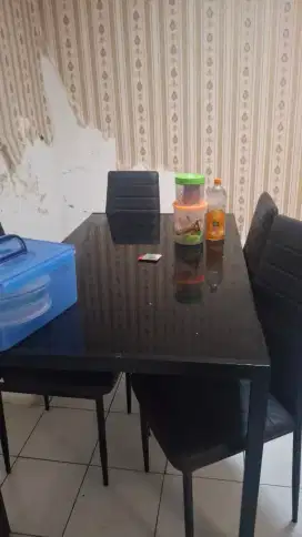 Meja makan 4 kursi