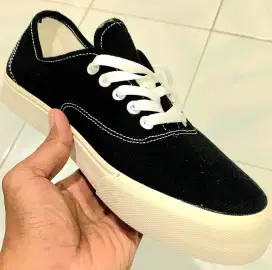 Sepatu Sneakers Pria model Authentic size 43