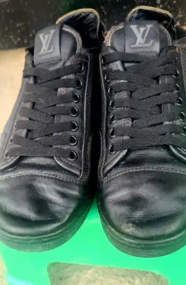 Sepatu kulit bekas