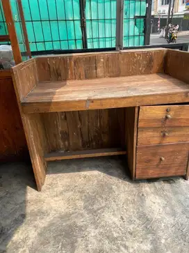 Meja kasir kayu