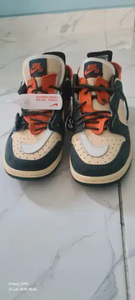 Sepatu Nike SB Dunk Low