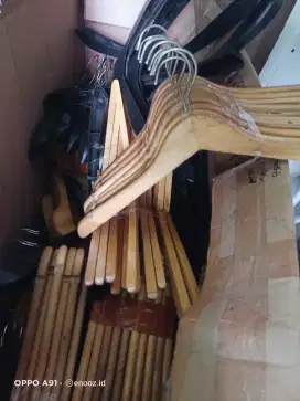 Hanger kayu bekas