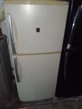 Kulkas 2 pintu merk Sanyo