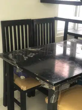 Meja Makan dan Kursi