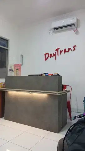 Huruf timbul akrilik spon sticker logo dekorasi kacafilm kantor travel