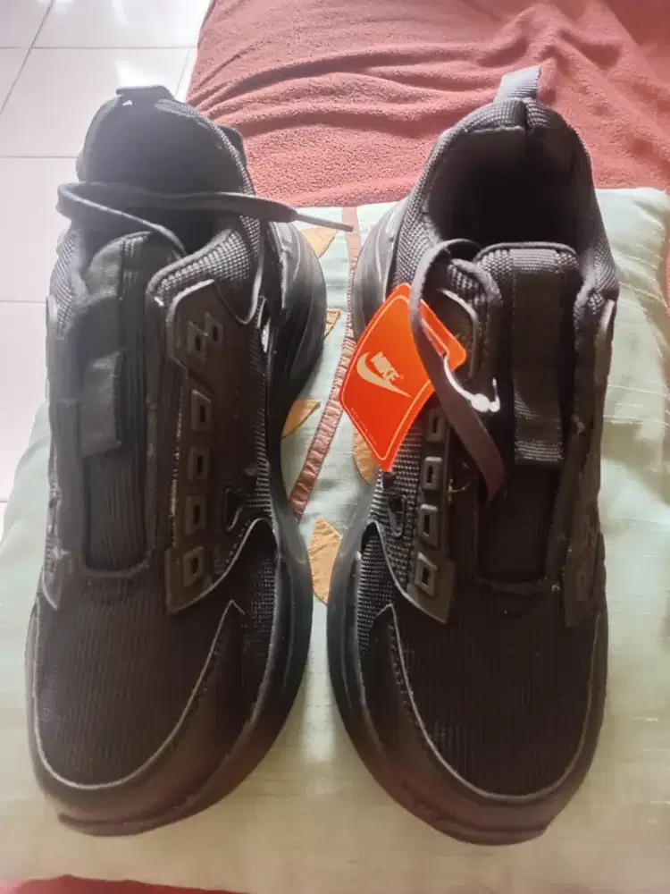 Sepatu Hitam Baru