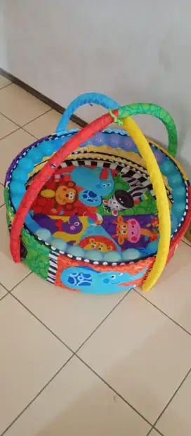 Mandi bola anak bayi