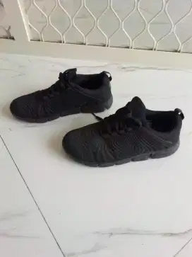 Sepatu sekolah no 38 masih bagus