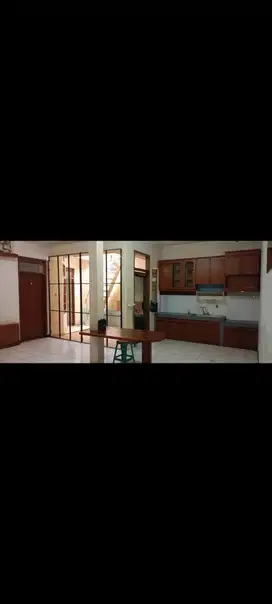 Rumah Strategis 1,25 lantai sewa murah Semi Furnish, Taman Kopo Indah