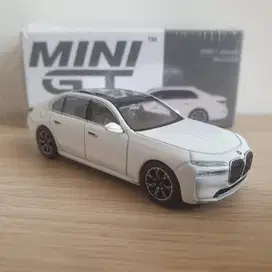 Mini GT 819 BMW i7 xDrive60 1/64 (Mineral White, Putih, BiEm, New X)