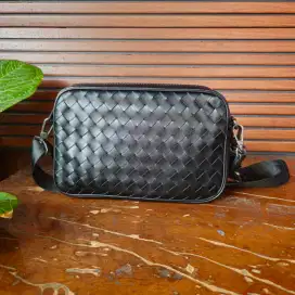 BOTTEGA VENETA- TAS SELEMPANG PRIA TRENDY