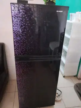 Jual cepat kulkas merk Sharp 2 pintu!!! Area kebon jeruk