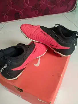 Sepatu bola anak