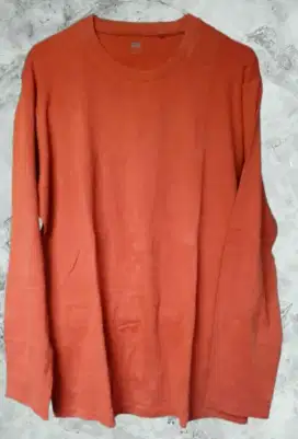 Kaos Uni Qlo XL Lengan Panjang. Merah Bata. Kerah Bulat, 100% Cotton.