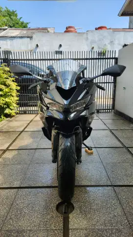 [Jual] Kawasaki ZX25R 2022 Hitam - Low KM -  Mulus - KQS - Non ABS