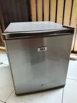 KULKAS MINIBAR GEA LIKE NEW