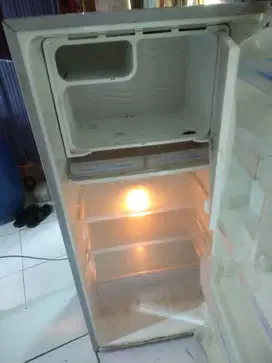 Kulkas satu pintu dingin normal freezer bisa bikin es merk sharp