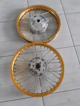 Velg bekas tinggal pasang