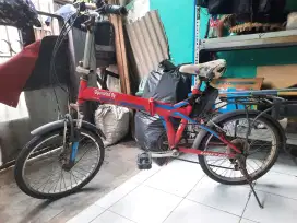 Sepeda united merah