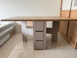 Meja makan lipat