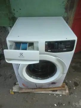 Mesin cuci satu tabung fronloading digital otomatis 9 kg elektrolux