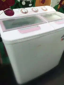 Dijual mesin cuci merk Sanken ukuran 7kg masih orisinil normal mulus