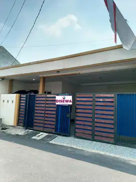 Rumah 4 Kamar Tidur Semi Furnish di Taman Wisma Asri 1, Bekasi Utara