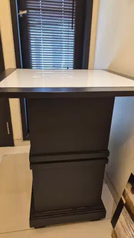 Meja Display Pedestal Table Bahan Premium