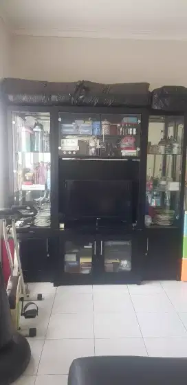 Lemari pajangan kaca warna hitam